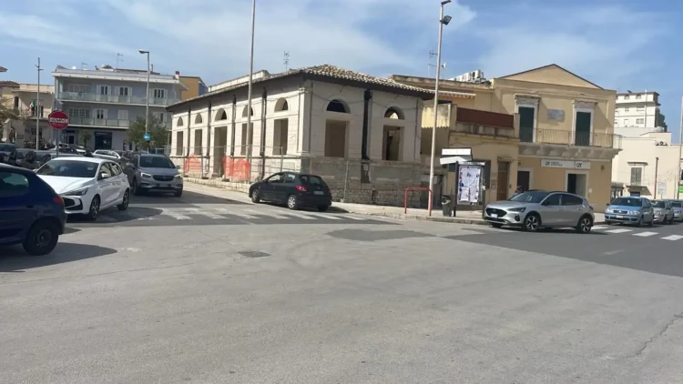 Cantiere per la ristrutturazione dell'edificio storico in Piazza Cesare Battisti a Pozzallo