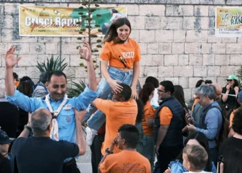 Una folla di persone partecipa al Rito Crisci Ranni sulla gradinata di San Giovanni a Modica.