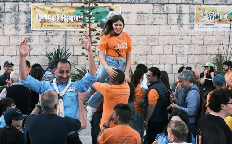 Una folla di persone partecipa al Rito Crisci Ranni sulla gradinata di San Giovanni a Modica.