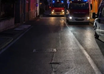 Intervento dei soccorritori in una via di Rosolini per il ritrovamento di una donna senza vita.