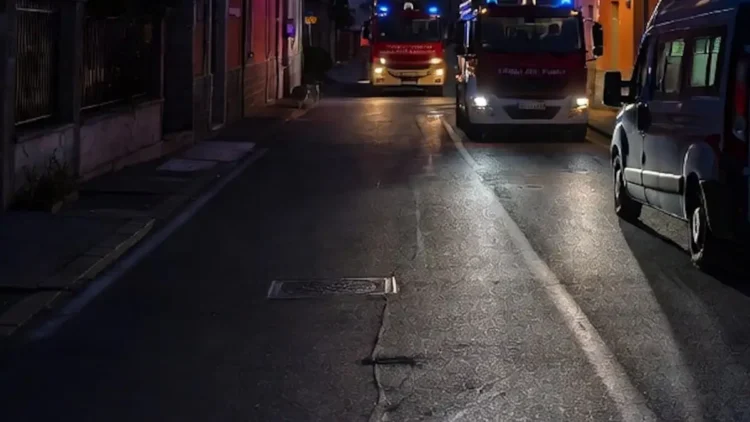 Intervento dei soccorritori in una via di Rosolini per il ritrovamento di una donna senza vita.