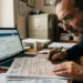 Imprenditore consulta il portale ADER per la domanda di rottamazione quinquies prima della scadenza del 30 aprile 2026
