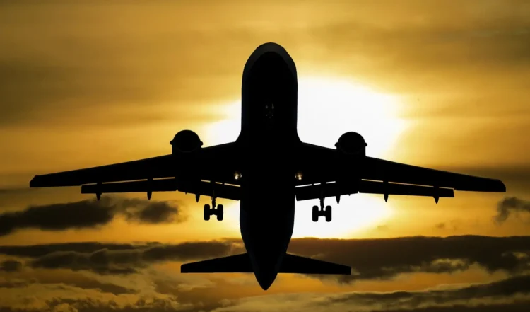 Aumentano le tasse e Ryanair risponde cancellando decine di rotte storiche per l'estate.