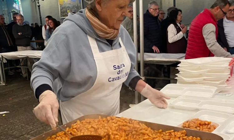 Un piatto tipico di cavatieddi al sugo durante la sagra tradizionale a Monterosso Almo.
