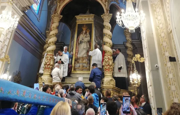 La processione della Madonna di Gulfi durante la tradizionale salita a Chiaramonte Gulfi nella Domenica in Albis 2026