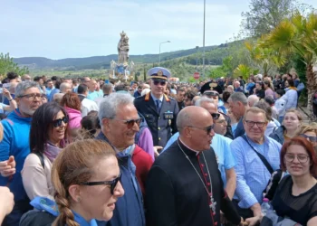 Salita della Madonna di Gulfi a Chiaramonte: fedeli in processione accompagnano il simulacro marmoreo della Patrona