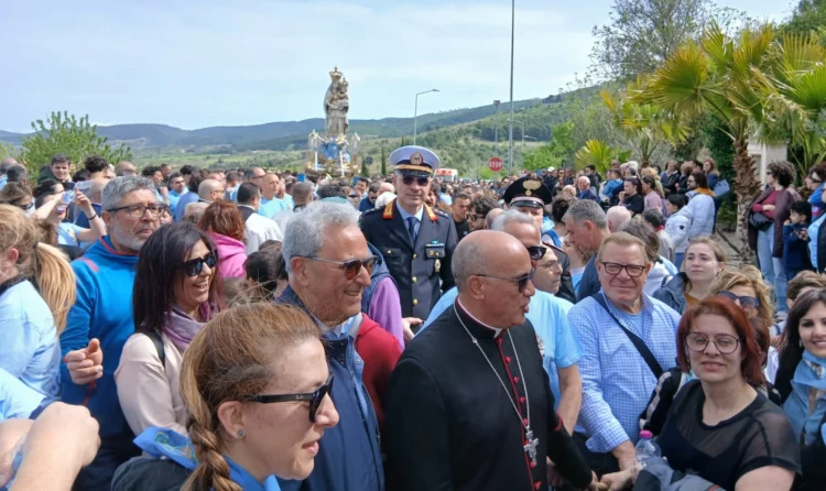 Salita della Madonna di Gulfi a Chiaramonte: fedeli in processione accompagnano il simulacro marmoreo della Patrona