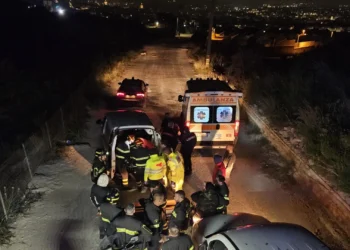 Vigili del Fuoco impegnati nel soccorso a Comiso in una zona impervia durante la notte