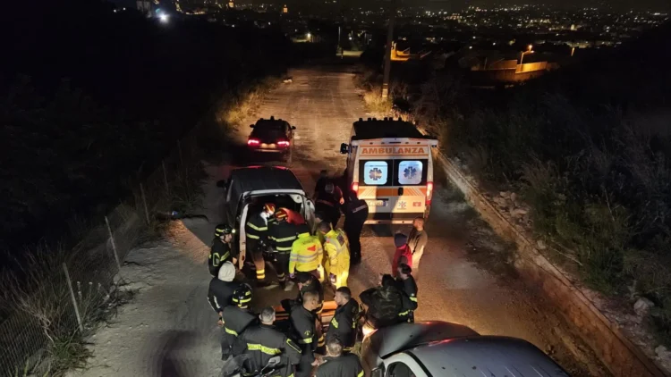 Vigili del Fuoco impegnati nel soccorso a Comiso in una zona impervia durante la notte