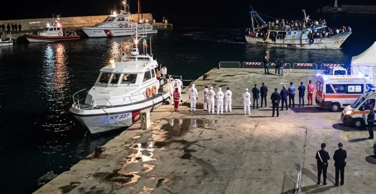 Operazioni di soccorso e sbarco a Pozzallo della Guardia Costiera