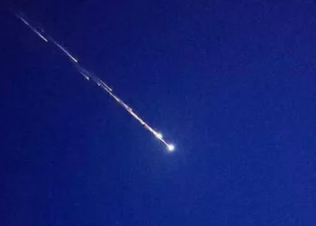 Scie luminose nel cielo della provincia di Ragusa all'alba