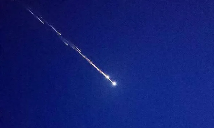 Scie luminose nel cielo della provincia di Ragusa all'alba