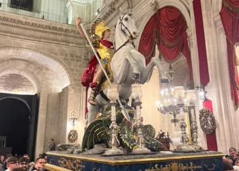 Il simulacro di San Giorgio Martire durante la scinnuta nel Duomo di Ragusa Ibla