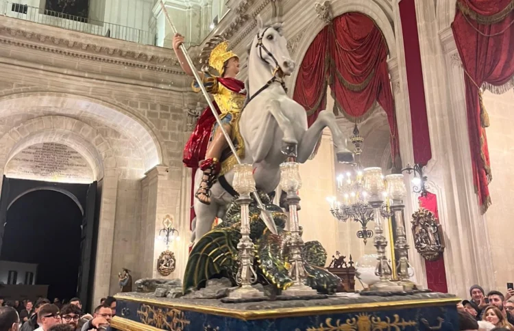 Il simulacro di San Giorgio Martire durante la scinnuta nel Duomo di Ragusa Ibla