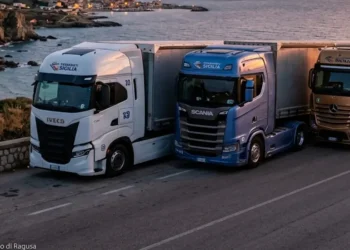 Camion parcheggiati in Sicilia durante la sospensione dello sciopero degli autotrasportatori.