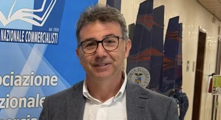 Documenti fiscali e calcolatrice su una scrivania di uno studio professionale a Ragusa.