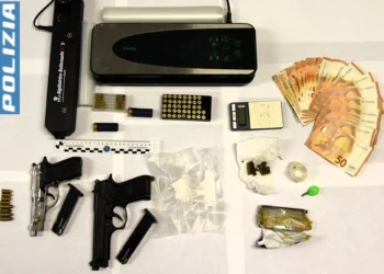 Droga, denaro e una pistola clandestina sequestrati dalla Polizia di Stato a Ragusa