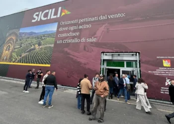 Ingresso del Padiglione 2 della Sicilia al Vinitaly 2026 con il banner della Regione Siciliana e dell'IRVO