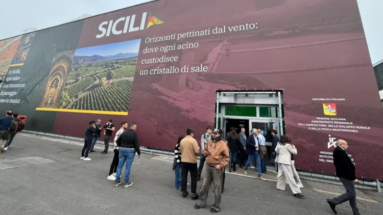 Ingresso del Padiglione 2 della Sicilia al Vinitaly 2026 con il banner della Regione Siciliana e dell'IRVO