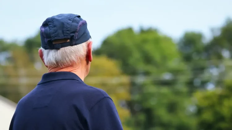 Riflesso di una persona allo specchio che rappresenta la Sindrome di Dorian Gray e la paura di invecchiare