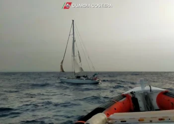 Motovedetta della Guardia Costiera di Pozzallo durante un'operazione di salvataggio in mare aperto