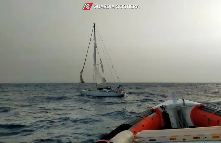 Motovedetta della Guardia Costiera di Pozzallo durante un'operazione di salvataggio in mare aperto