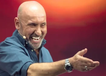 Maurizio Battista sul palco del Teatro Giardino Corallo a Messina