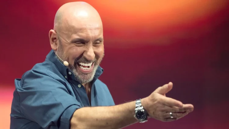 Maurizio Battista sul palco del Teatro Giardino Corallo a Messina