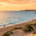 Panorama della spiaggia di Sampieri con la Fornace Penna, tra le spiagge più belle provincia Ragusa 2026