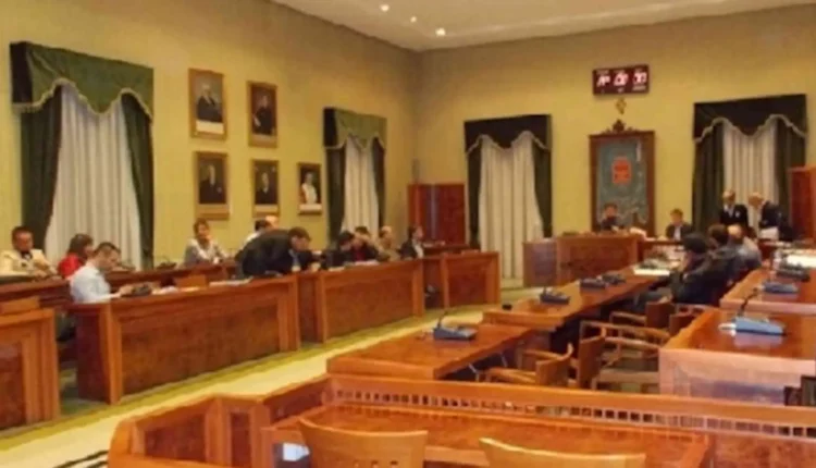 Seduta del Consiglio comunale di Modica durante il dibattito sulla mozione per la stabilizzazione degli 81 lavoratori ASU, aprile 2026