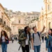 Un gruppo di studenti delle superiori durante un viaggio di istruzione in una città d'arte.