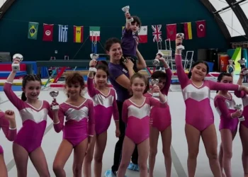 Ginnaste della Motyka Modica festeggiano sul podio al PalaMillenium di Rosolini