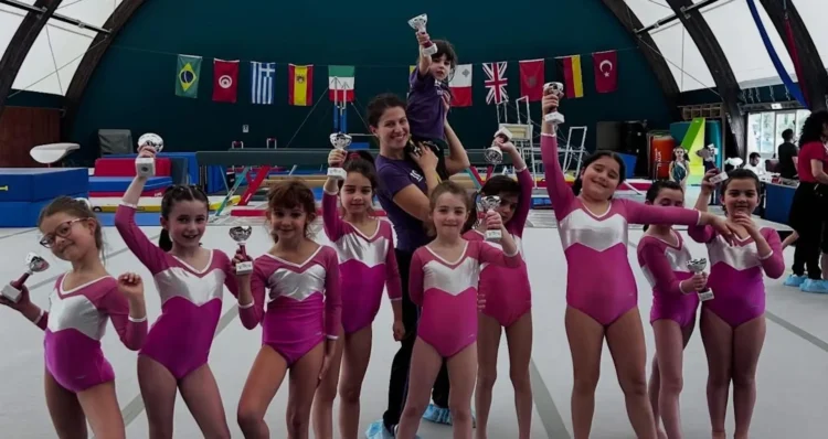 Ginnaste della Motyka Modica festeggiano sul podio al PalaMillenium di Rosolini