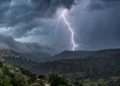 Cielo scuro e pioggia intensa durante il maltempo in Sicilia causato dal vortice afro-mediterraneo