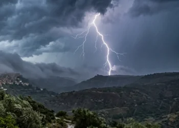 Cielo scuro e pioggia intensa durante il maltempo in Sicilia causato dal vortice afro-mediterraneo