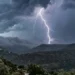 Cielo scuro e pioggia intensa durante il maltempo in Sicilia causato dal vortice afro-mediterraneo
