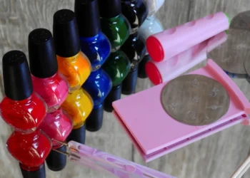 Palette dei colori per unghie più richiesti del 2026 con tonalità blu-verde, rosso stratificato e toni della terra