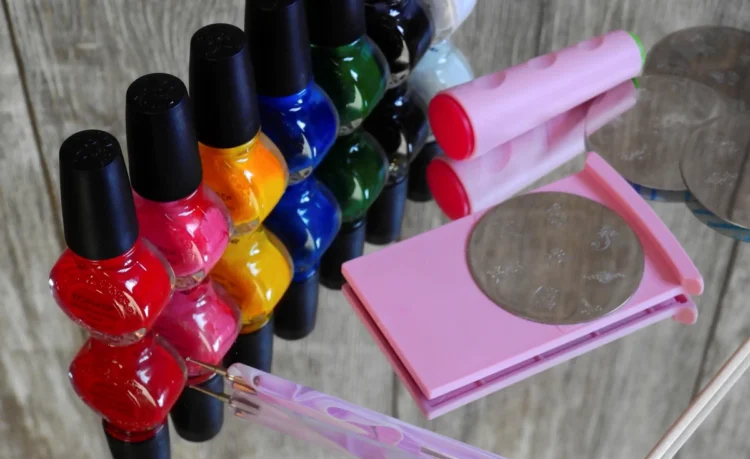 Palette dei colori per unghie più richiesti del 2026 con tonalità blu-verde, rosso stratificato e toni della terra