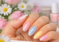 Manicure professionale con le tendenze unghie primavera 2026 in tonalità verde pistacchio e lilla pastello