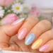 Manicure professionale con le tendenze unghie primavera 2026 in tonalità verde pistacchio e lilla pastello