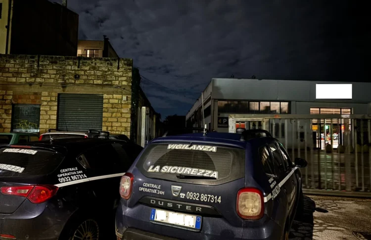 Auto della vigilanza davanti a un supermercato dopo un tentativo di furto a Vittoria.