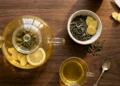Infusione di erbe naturali e zenzero per il benessere e il dimagrimento