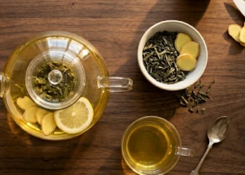 Infusione di erbe naturali e zenzero per il benessere e il dimagrimento