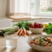 Tavola apparecchiata con verdure fresche e piatti leggeri per la dieta di maggio