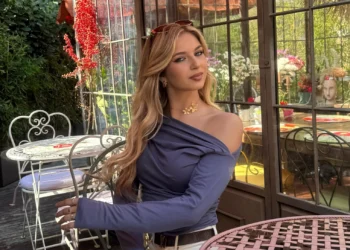 Fiori bianchi davanti all'ingresso dell'università in segno di lutto