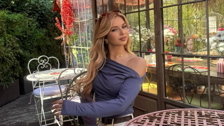 Fiori bianchi davanti all'ingresso dell'università in segno di lutto