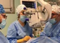 Dettaglio di una procedura di microchirurgia oculare durante un trapianto di cornea a Vittoria.