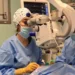 Dettaglio di una procedura di microchirurgia oculare durante un trapianto di cornea a Vittoria.