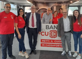 Il grande truck della Banca del Cuore parcheggiato per gli screening cardiologici gratuiti