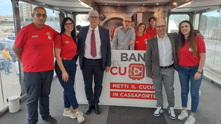 Il grande truck della Banca del Cuore parcheggiato per gli screening cardiologici gratuiti